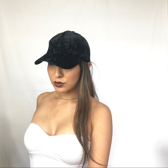 • BCBG Crush Velvet Hat • - Picture 7 of 8